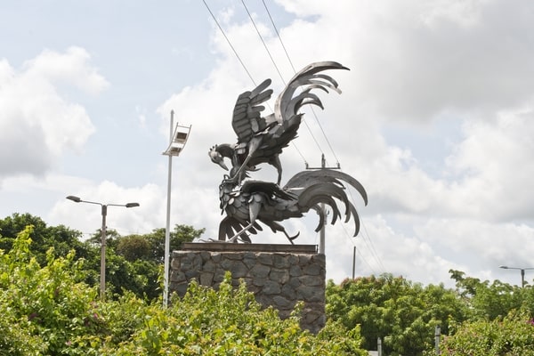 Escultura de los Gallos de Pelea